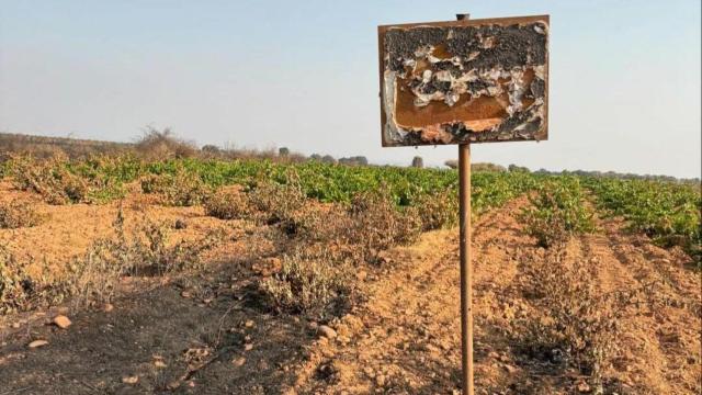 Cartel de Fuentes del Silencio quemado durante los incendios