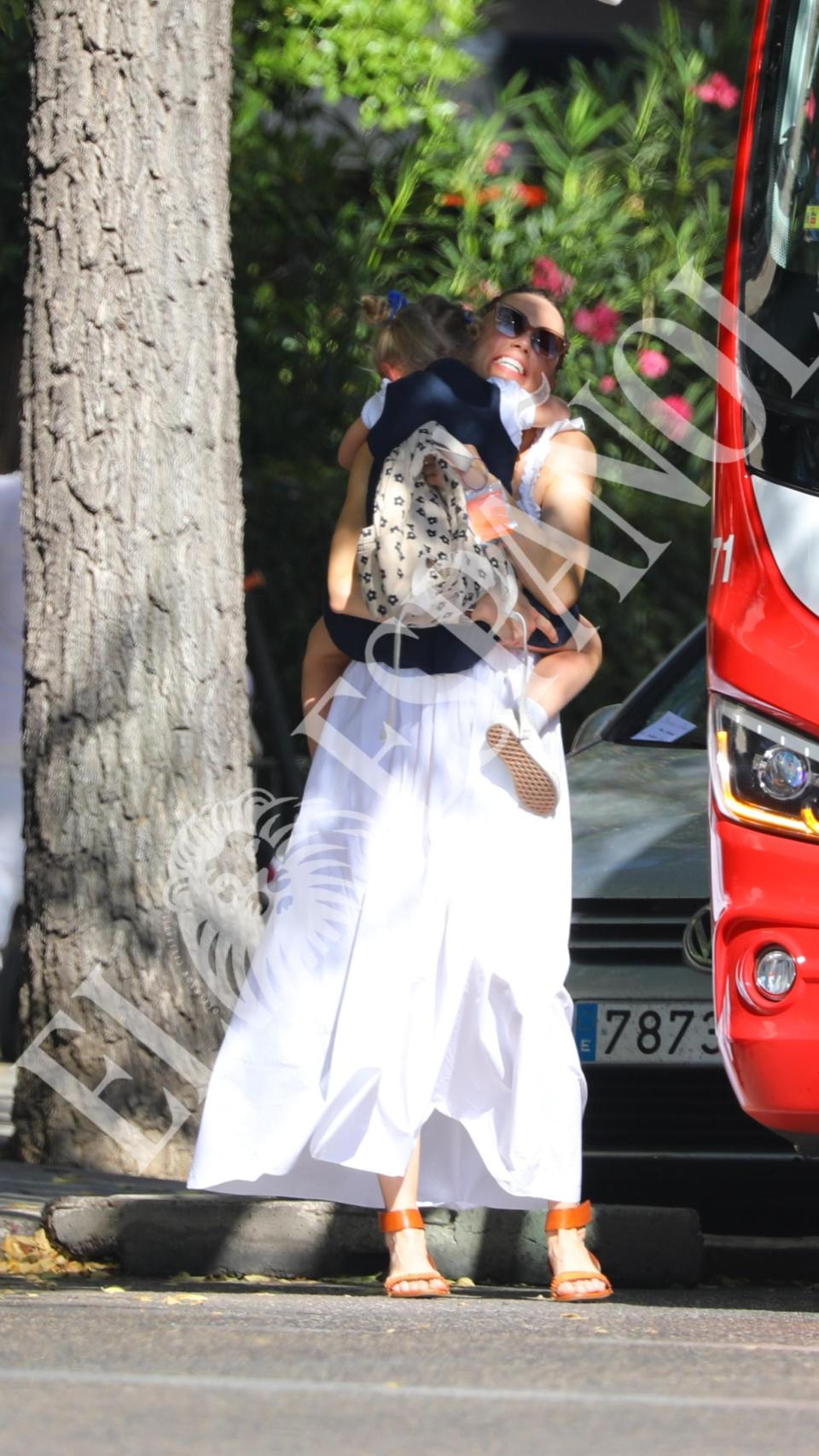 La actriz dejando a su hija en la ruta escolar.