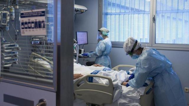 Personal sanitario atendiendo a un paciente ingresado.