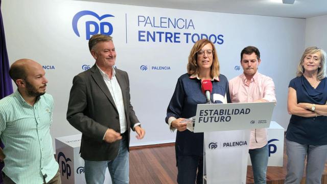 El secretario autonómico del PPCyL, Francisco Vázquez, la presidenta del PP de Palencia, Ángeles Armisén y el portavoz popular en el Ayuntamiento palentino, Víctor Torres, durante la rueda de prensa de este martes