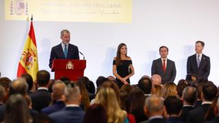 La reina Letizia junto a Felipe VI y el ministro de Asuntos Exteriores, José Manuel Albares.