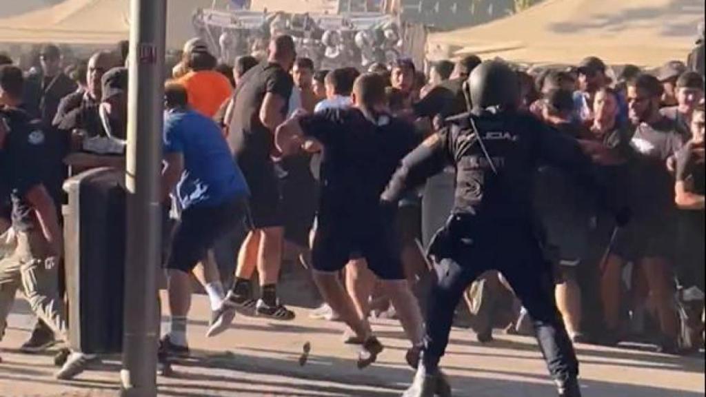 La Policía carga contra los ultras del Olympique de Marsella.