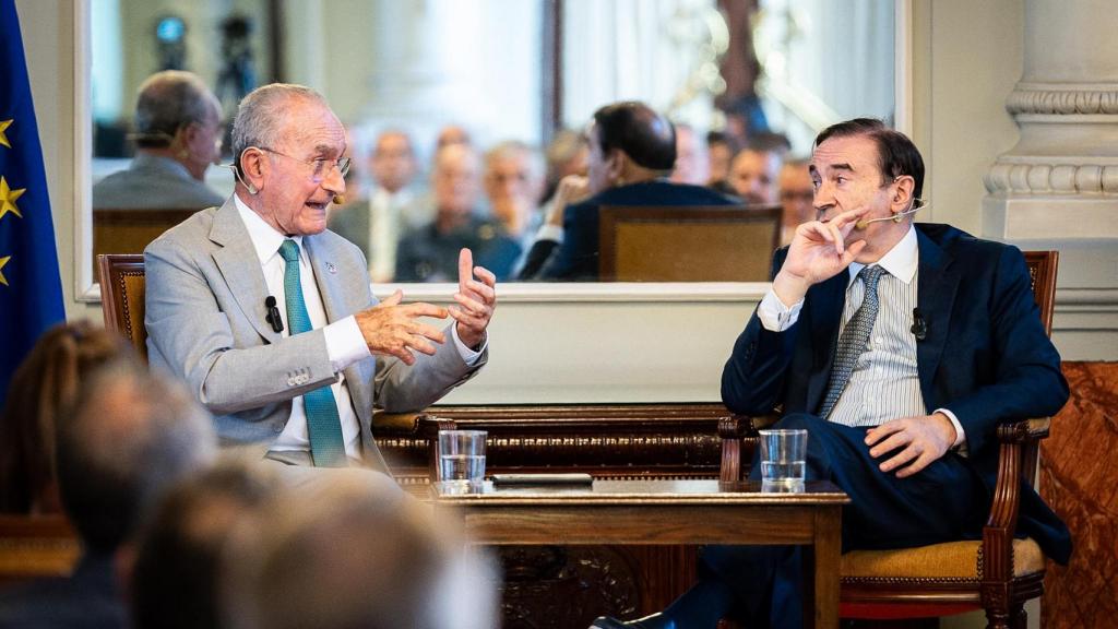 Un momento de la conversación de Francisco de la Torre y Pedro J. Ramírez.