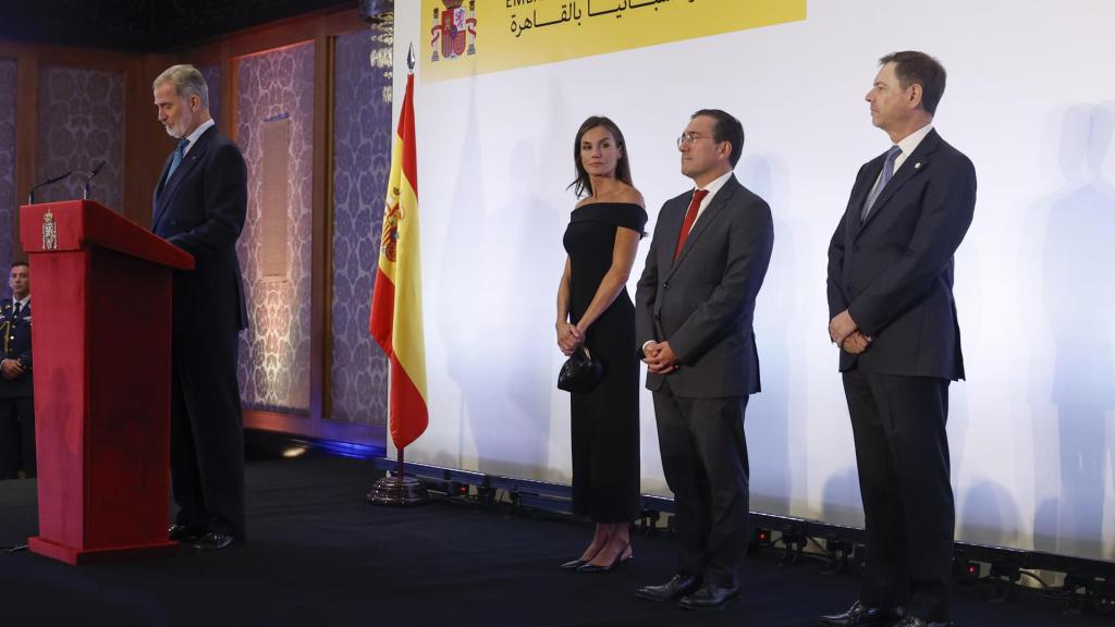 La reina Letizia ha optado un vestido negro de escote bardot.