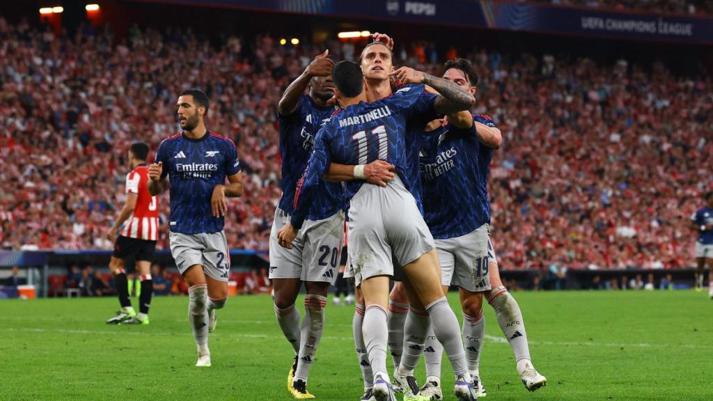 Martinelli es felicitado por sus compañeros en el gol del Arsenal ante el Athletic.