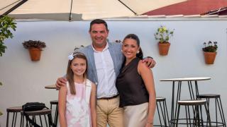 David Olivares con las Belleas del Foc Adriana Vico y Valentina Tárraga.