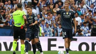 Gil Manzano expulsa a Dean Huijsen en el partido ante la Real Sociedad.