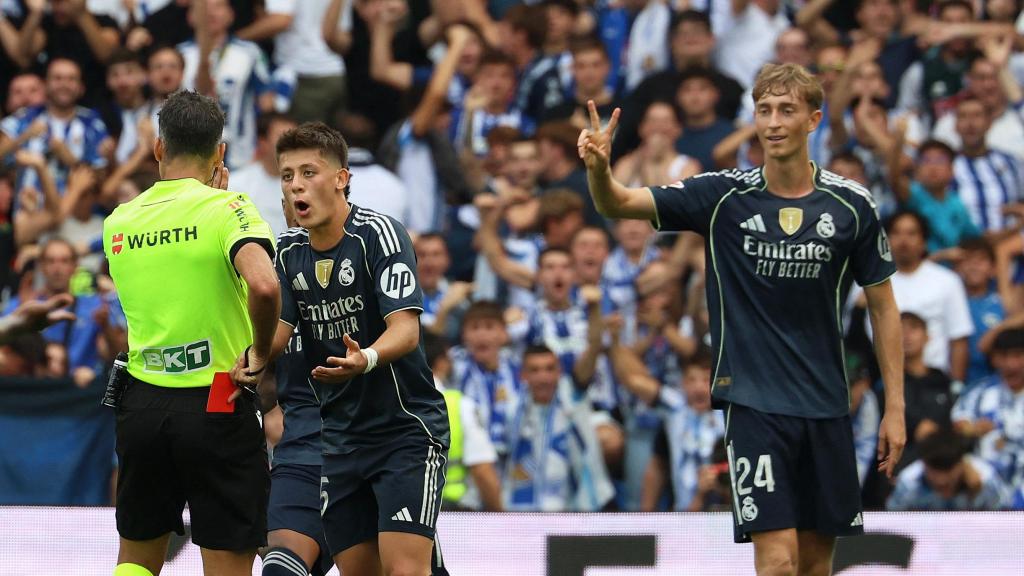 Gil Manzano expulsa a Dean Huijsen en el partido ante la Real Sociedad.