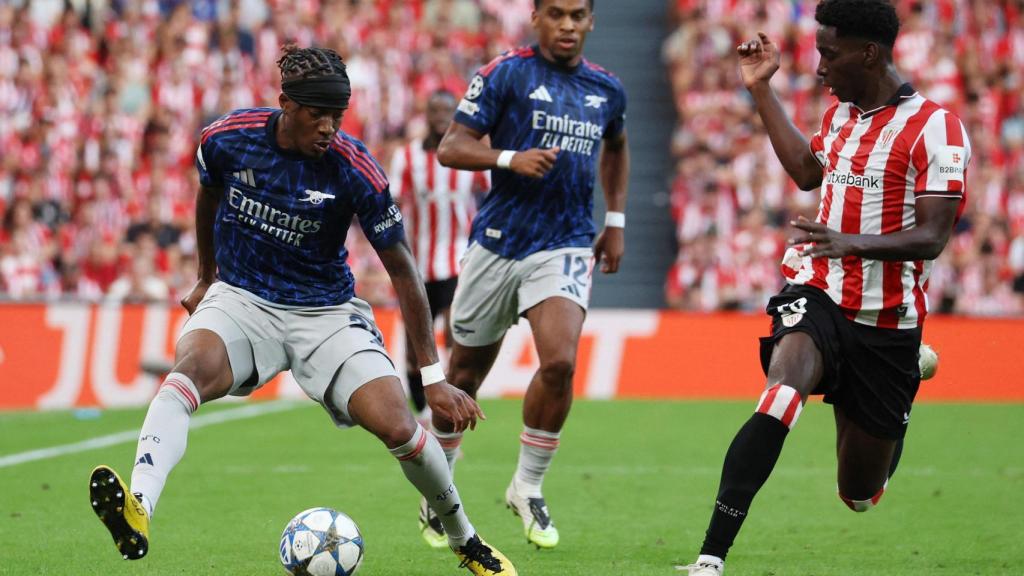 Adama Boiro trata de defender en el partido ante el Arsenal.