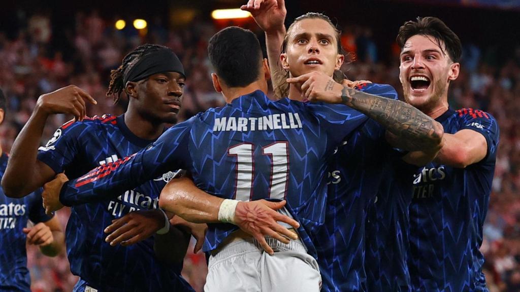 Martinelli es felicitado por sus compañeros.