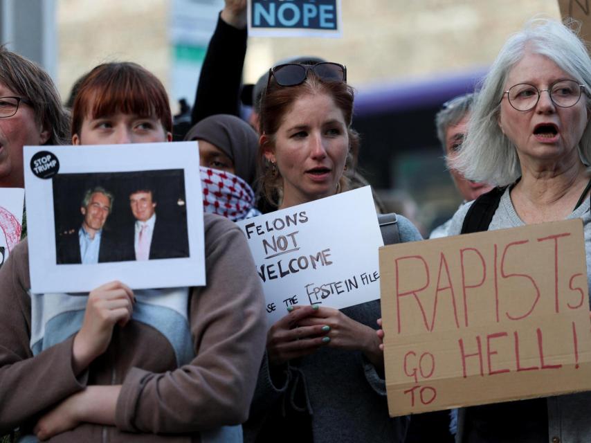 Manifestantes protestan en Windsor contra la visita oficial de Trump.