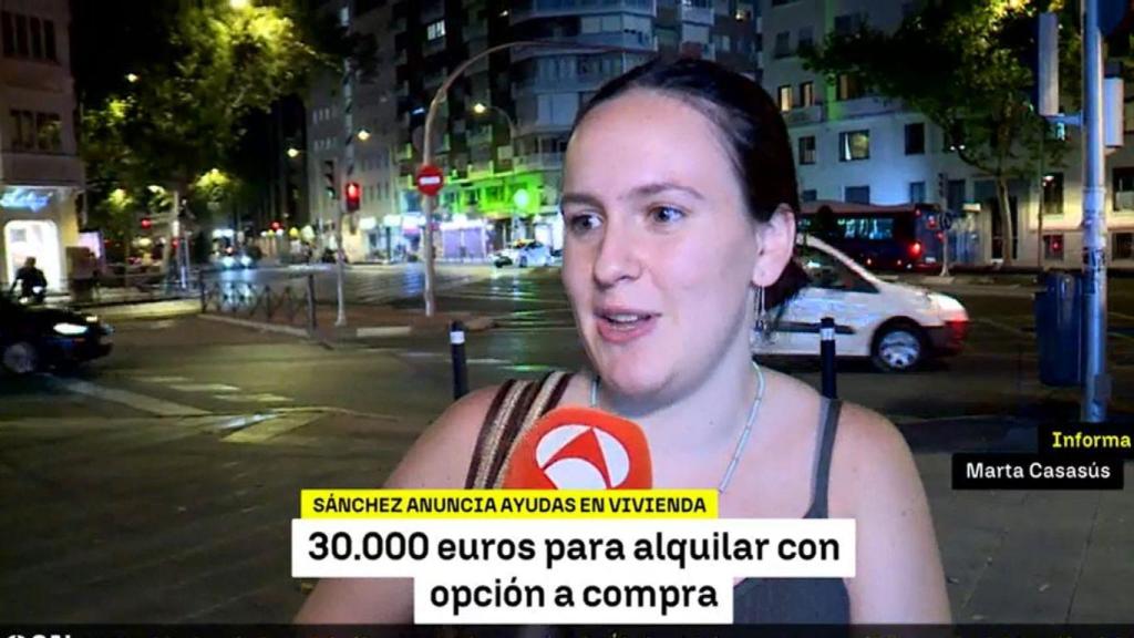 Una joven hablando con los periodistas de Antena 3