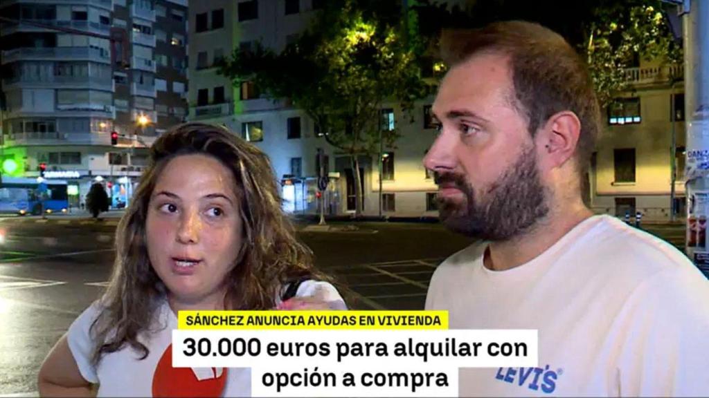 Una pareja joven hablando con los periodistas de Antena 3