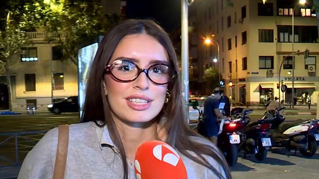 Una joven hablando con los periodistas de Antena 3