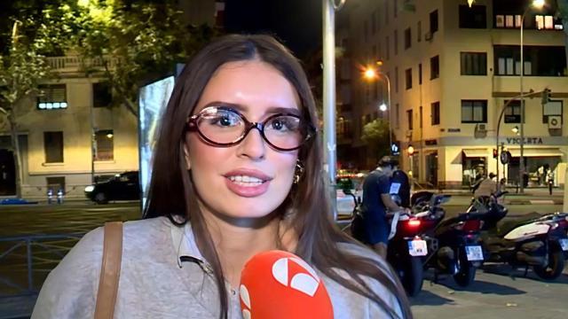 Una joven hablando con los periodistas de Antena 3