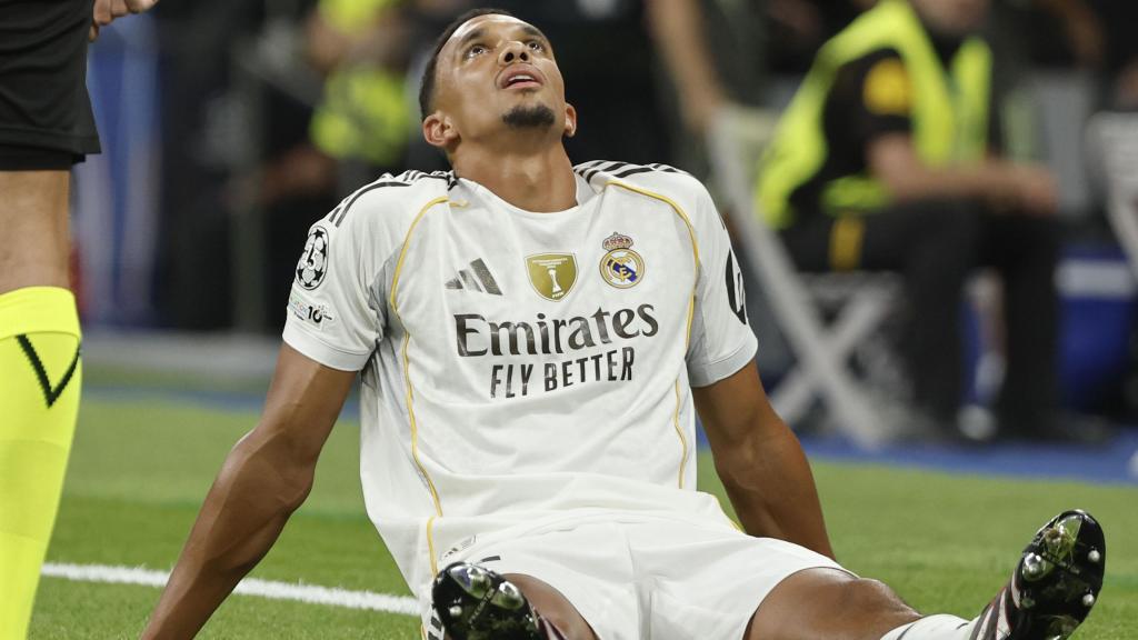 Trent se lamenta de su lesión en el partido ante el Marsella.