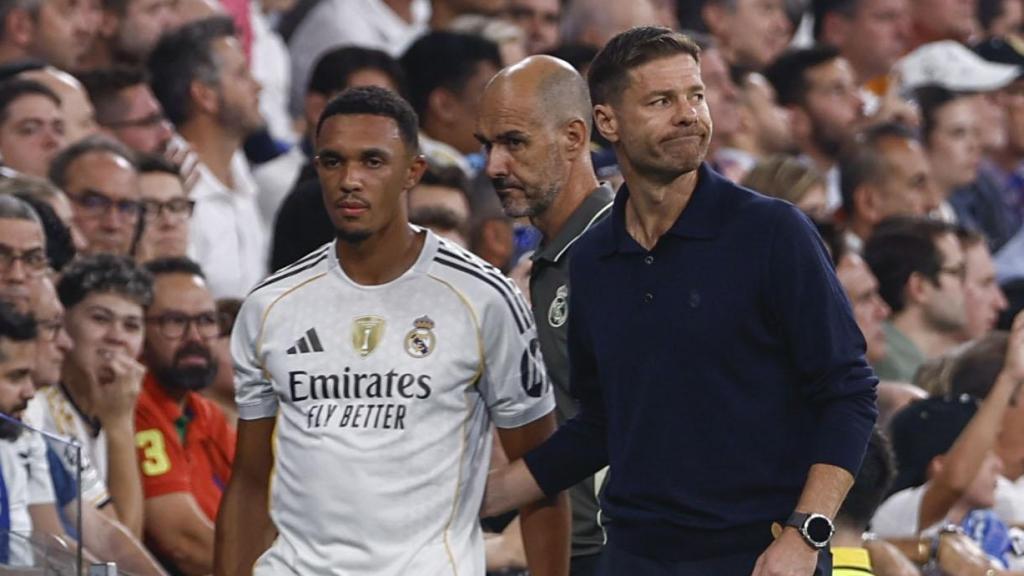 Trent se retira junto a Xabi Alonso.