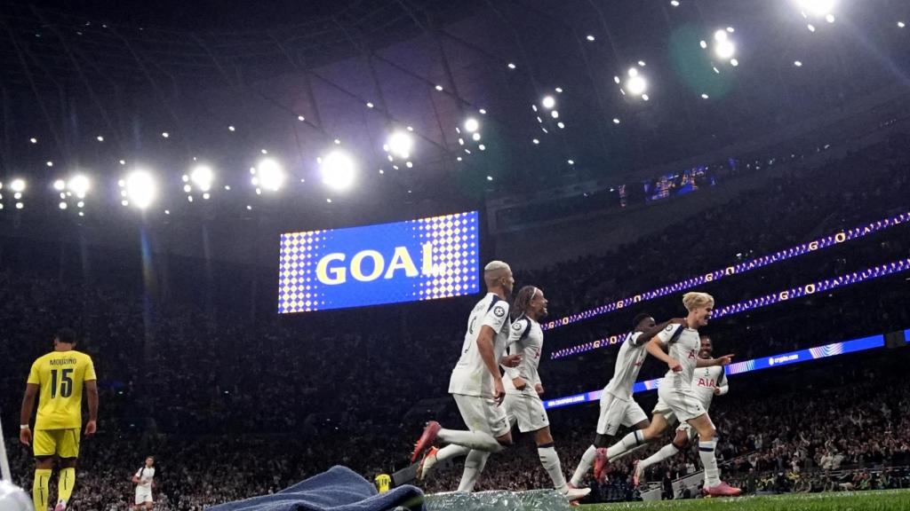 Los jugadores del Tottenham celebran el gol provocado por Lucas Bergvall.