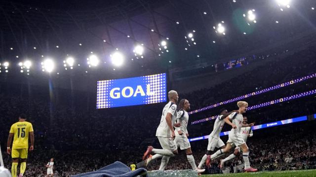 Los jugadores del Tottenham celebran el gol provocado por Lucas Bergvall.