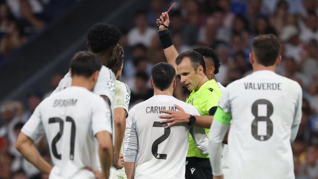 Carvajal ve la cartulina roja.