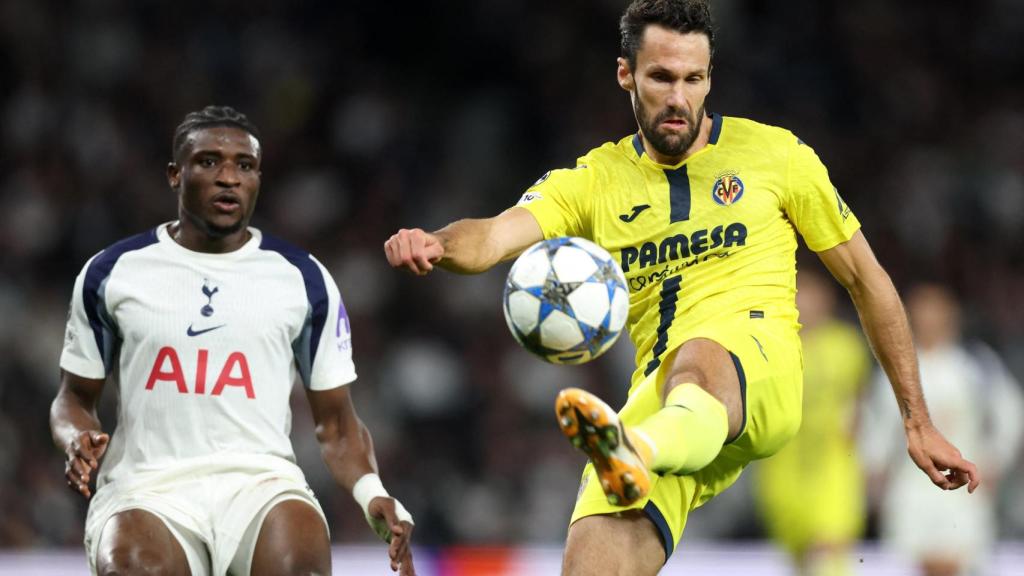 Pedraza despeja el balón durante el partido ante el Tottenham.