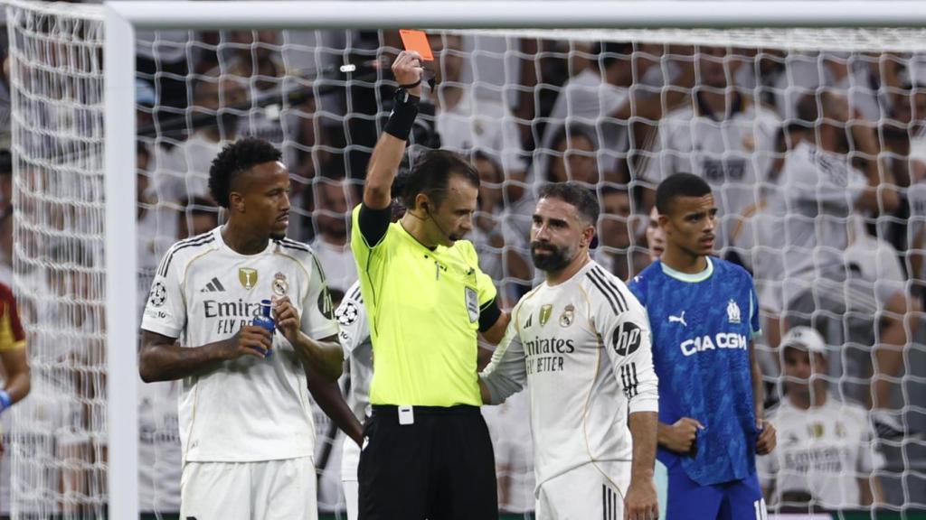 Dani Carvajal ve la tarjeta roja en el partido de Champions contra el Marsella