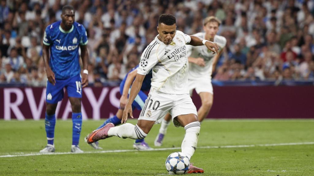 Kylian Mbappé anota el primero de sus goles de penalti ante el Marsella