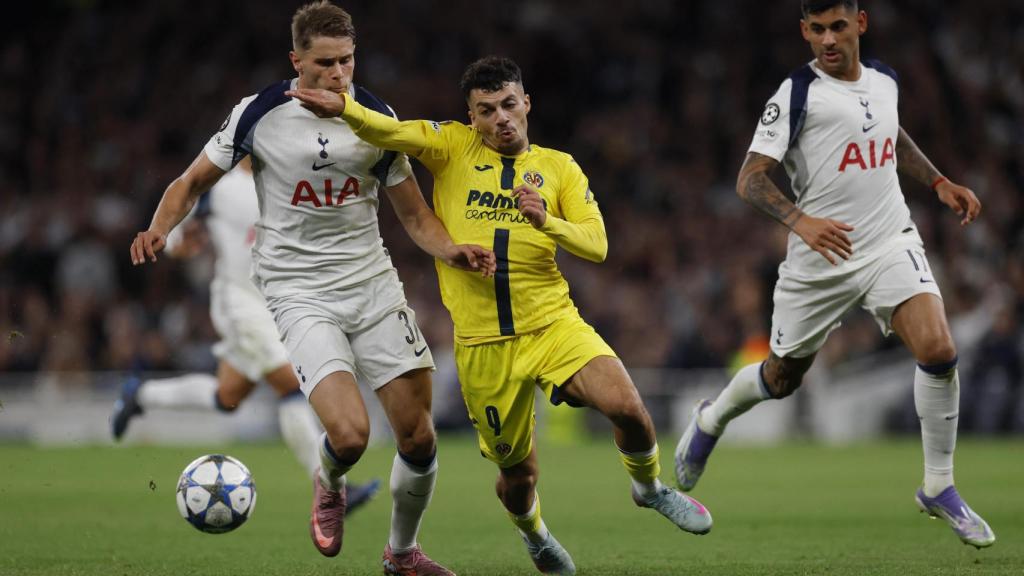 Mikautadze lucha por el balón con Van de Ven.