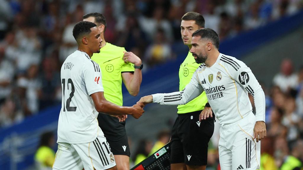 Momento del cambio de Trent y Carvajal tras la lesión del inglés