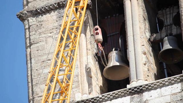 Colocación de la nueva campana de San Roque en la iglesia de Santa María de La Antigua de Valladolid, este martes