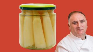 José Andrés (56), chef español, y su receta de aperitivo fácil con un bote de espárragos: Ligero y listo en 5 minutos