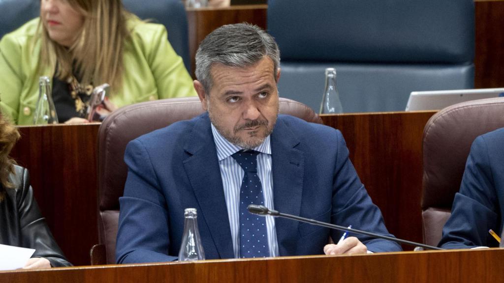 El consejero de Vivienda, Transportes e infraestructuras, Jorge Rodrigo, durante un pleno en la Asamblea de Madrid.