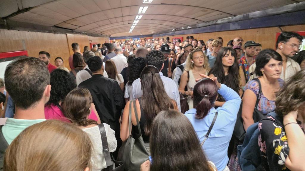 Colapso en la estación de Metro de Alonso Martínez en Madrid este martes.