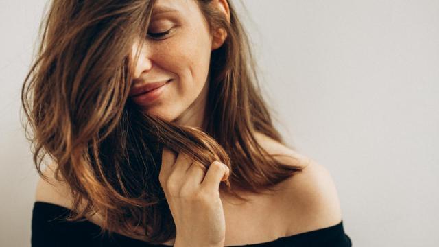 Imagen de archivo de una chica luciendo su melena.