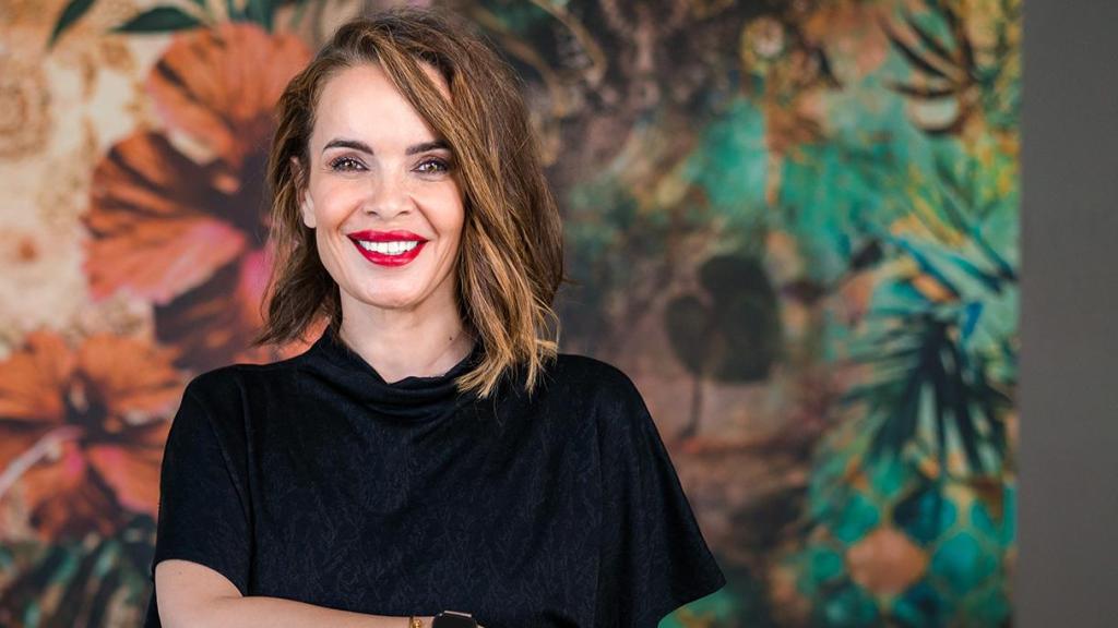 Carme Chaparro posando en una foto promocional de su último lanzamiento.