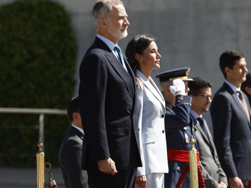 Felipe VI y la Reina, durante la despedida con honores.