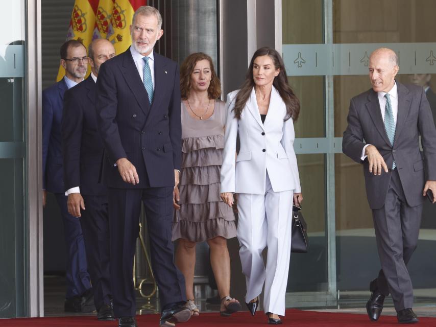 La Reina, con traje blanco de Hugo Boss.