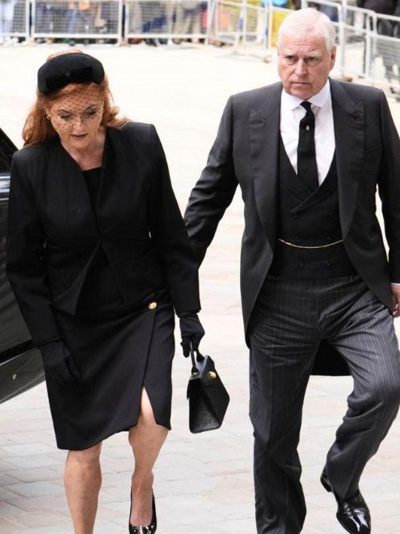 La duquesa de Edimburgo, el príncipe Andrés y Sarah Ferguson acuden a despedir a la duquesa.