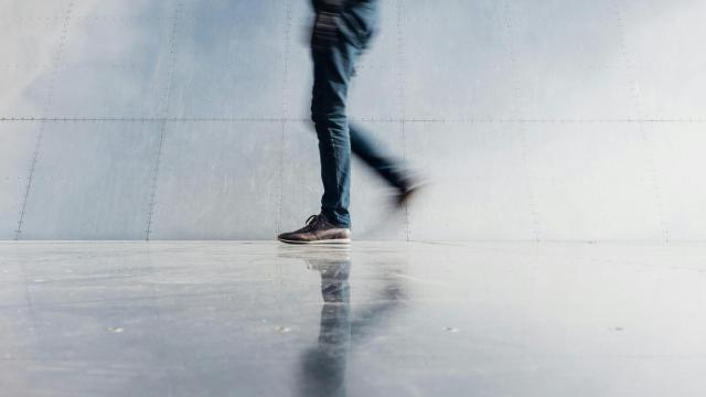 Persona caminando por una ciudad