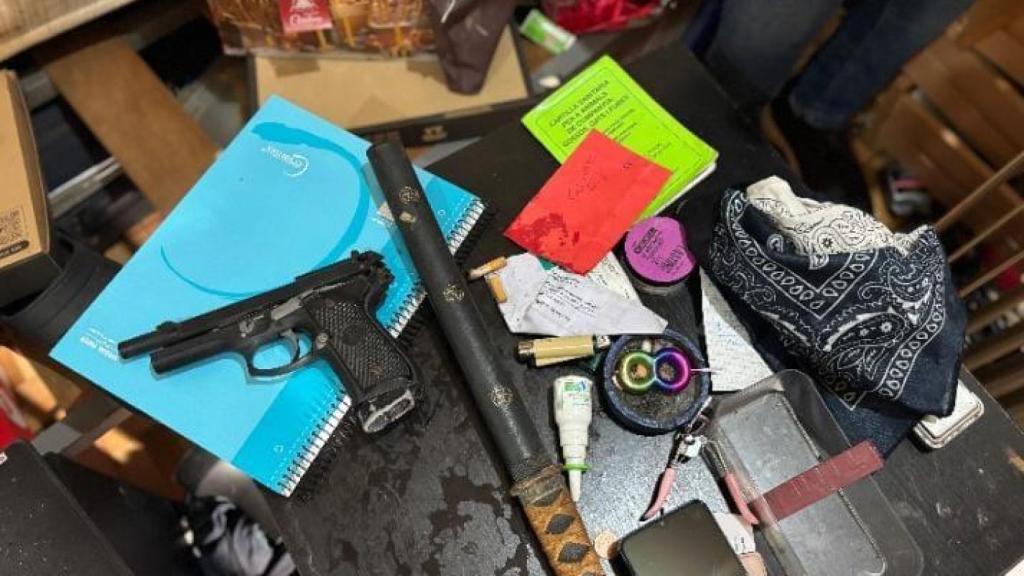 La Policía también encontró armas, dinero y estupefacientes listos para ser distribuidos.