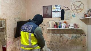 La policía encontró un altar satánico en la habitación de una persona detenida en Barcelona.