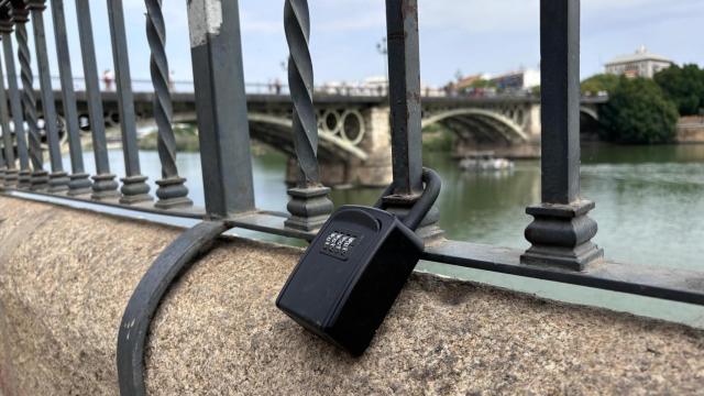 Candado de piso turístico en la calle Betis.