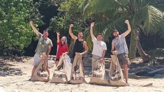 Cinco periodistas aceptan el reto de pasar un día viviendo como en 'Supervivientes'.