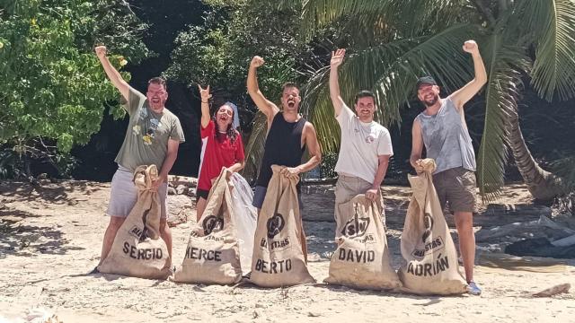 Cinco periodistas aceptan el reto de pasar un día viviendo como en 'Supervivientes'.