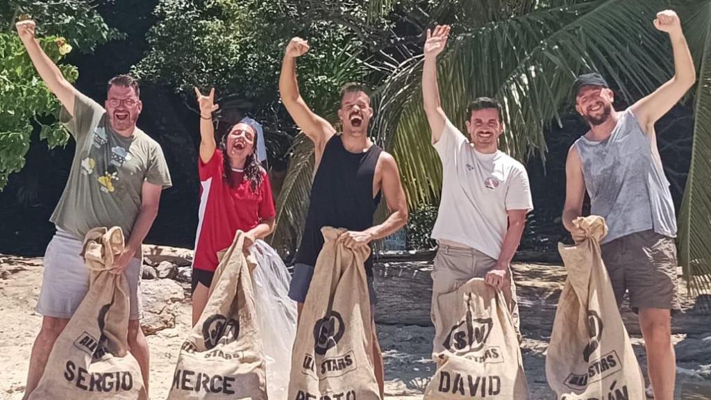 Cinco periodistas aceptan el reto de pasar un día viviendo como en 'Supervivientes'.