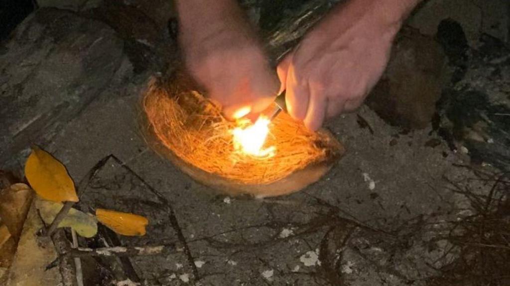 Hacer fuego fue imposible por no haber más que hojas mojadas en la playa.