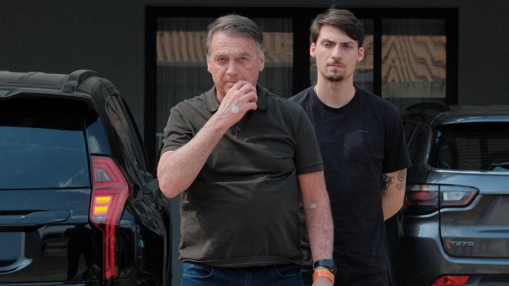 Jair Bolsonaro el pasado fin de semana acompañado de sus hijos tras someterse a una revisión médica.