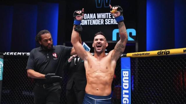 Hecher Sosa celebra su victoria en el DWCS