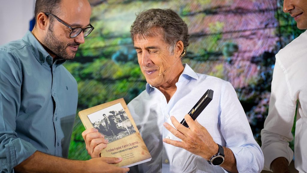 Perico Delgado junto al vicepresidente de la Diputación de Albacete, Fran Valera.