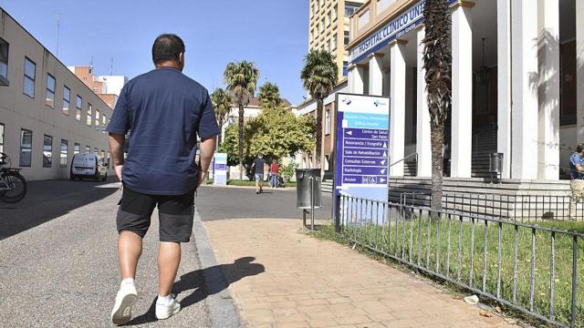 El palentino implantado acudiendo a su consulta en el Antiguo Edificio Rondilla